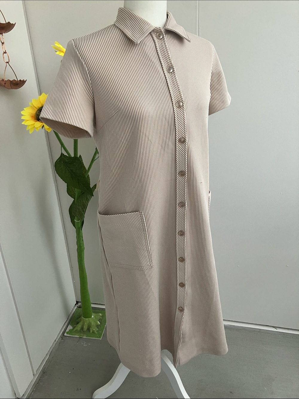 Vintage 60s 70s Tan & White Pinstripe Collared Short Sleeve Button Up Midi Dress